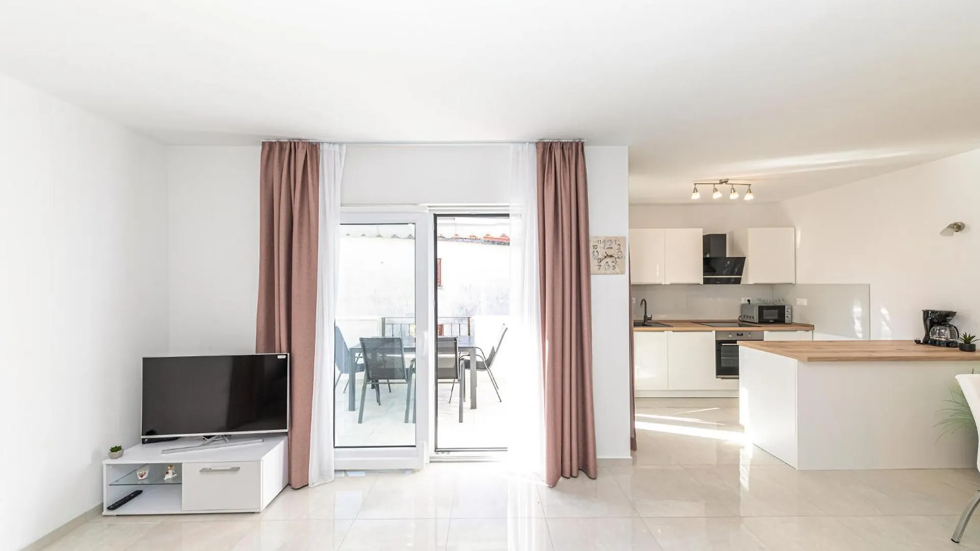 Nice Apartment In Okrug Gornji With Wi-Fi 特罗吉尔